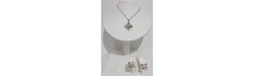 JUEGOS DIJE CON CADENA Y ARETES JUEGOS DIJE CON CADENA Y ARETES